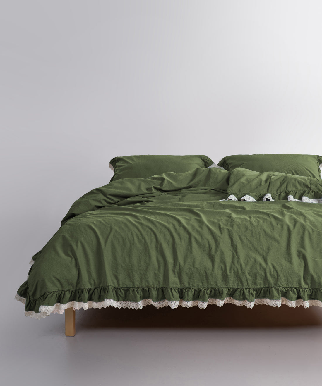 Naturalnyi stonewashed komplekt z 100% bavovny u vidtinku Capulet Olive dlya stylnoi spalni