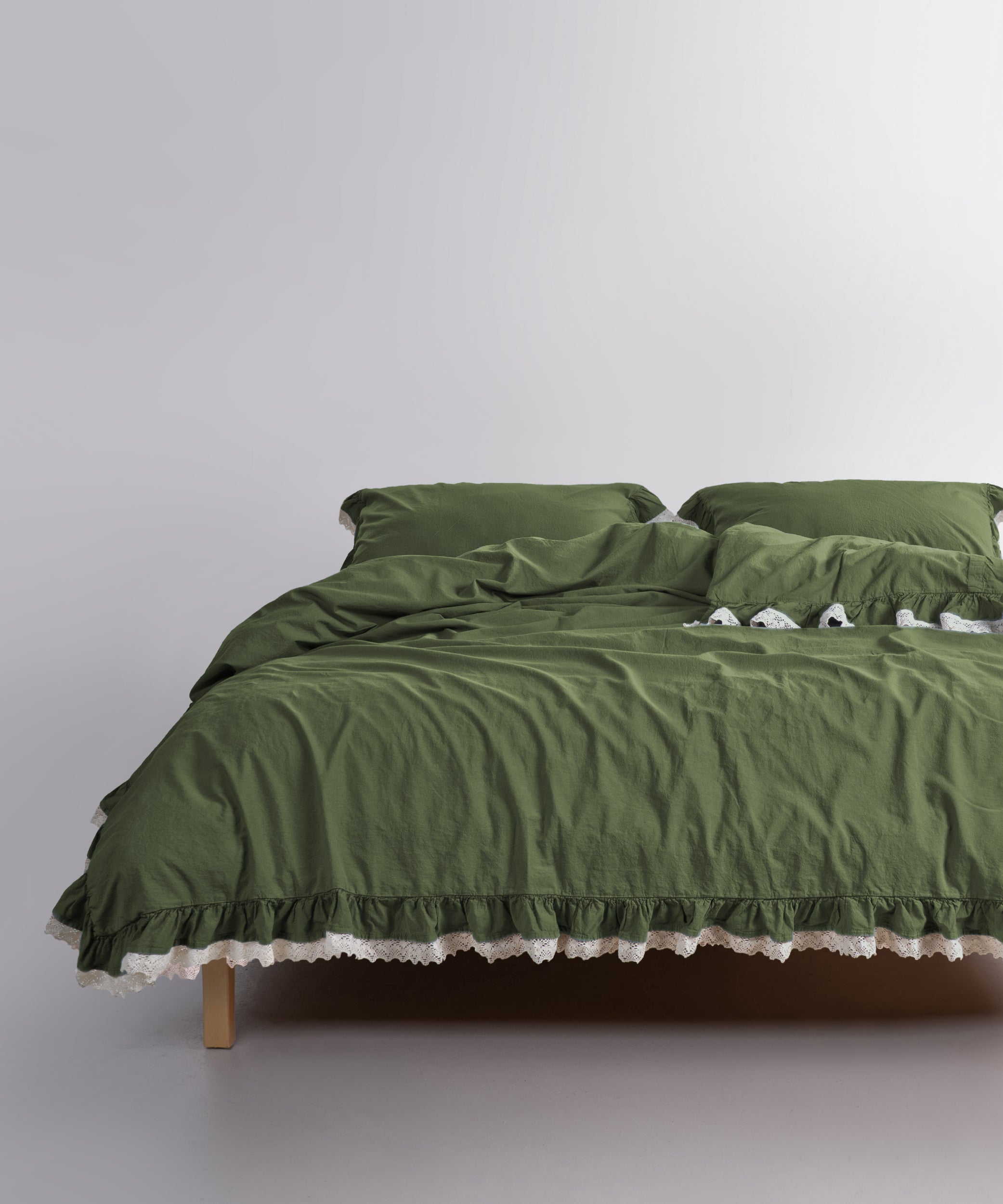 Naturalnyi stonewashed komplekt z 100% bavovny u vidtinku Capulet Olive dlya stylnoi spalni