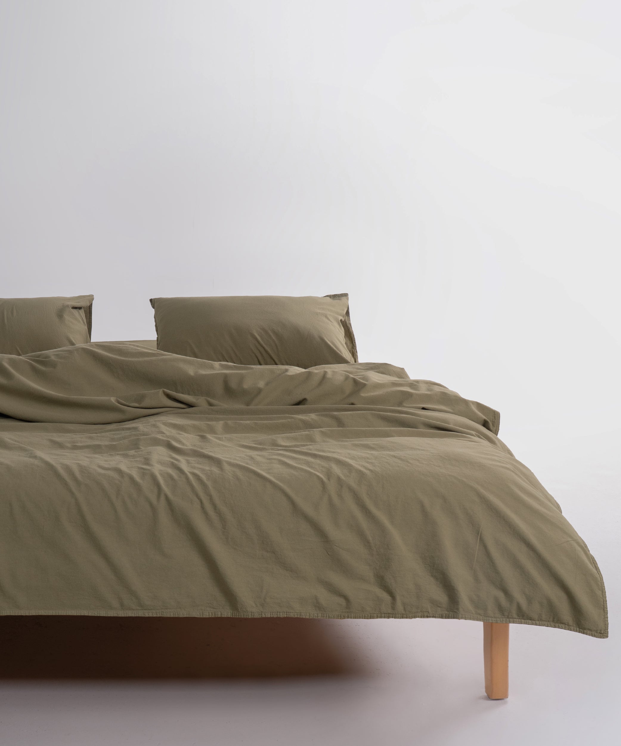 Натуральна 100% бавовна stonewash у кольорі Olive — м’яка фактура тканини крупним планом