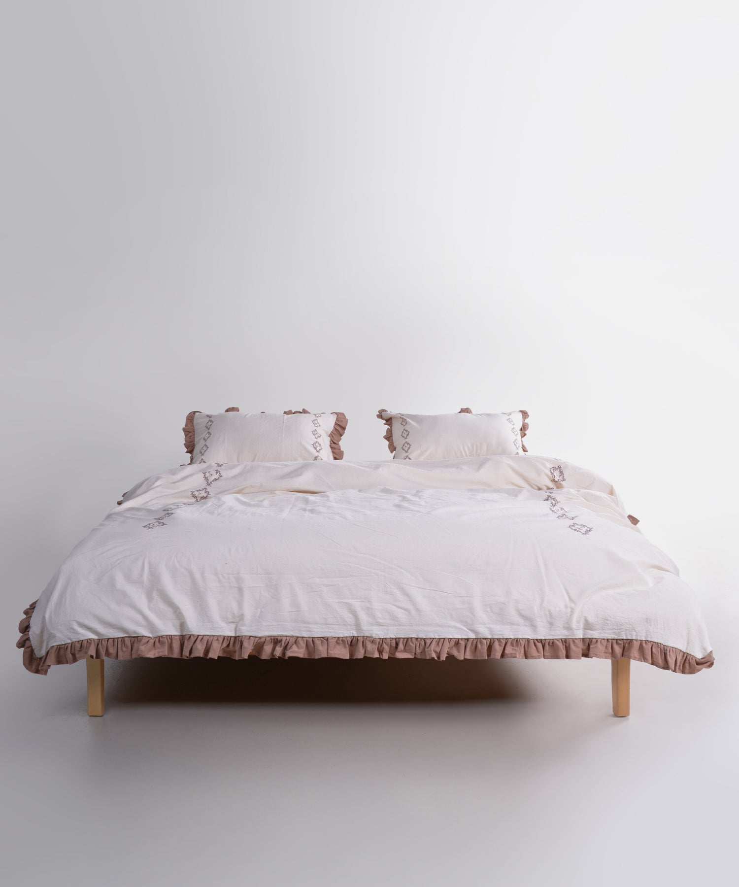 Tekstura 100% naturalnoi bavovny Damask Flora — m’yaka, dyhauchа, vyshyvkovi detali