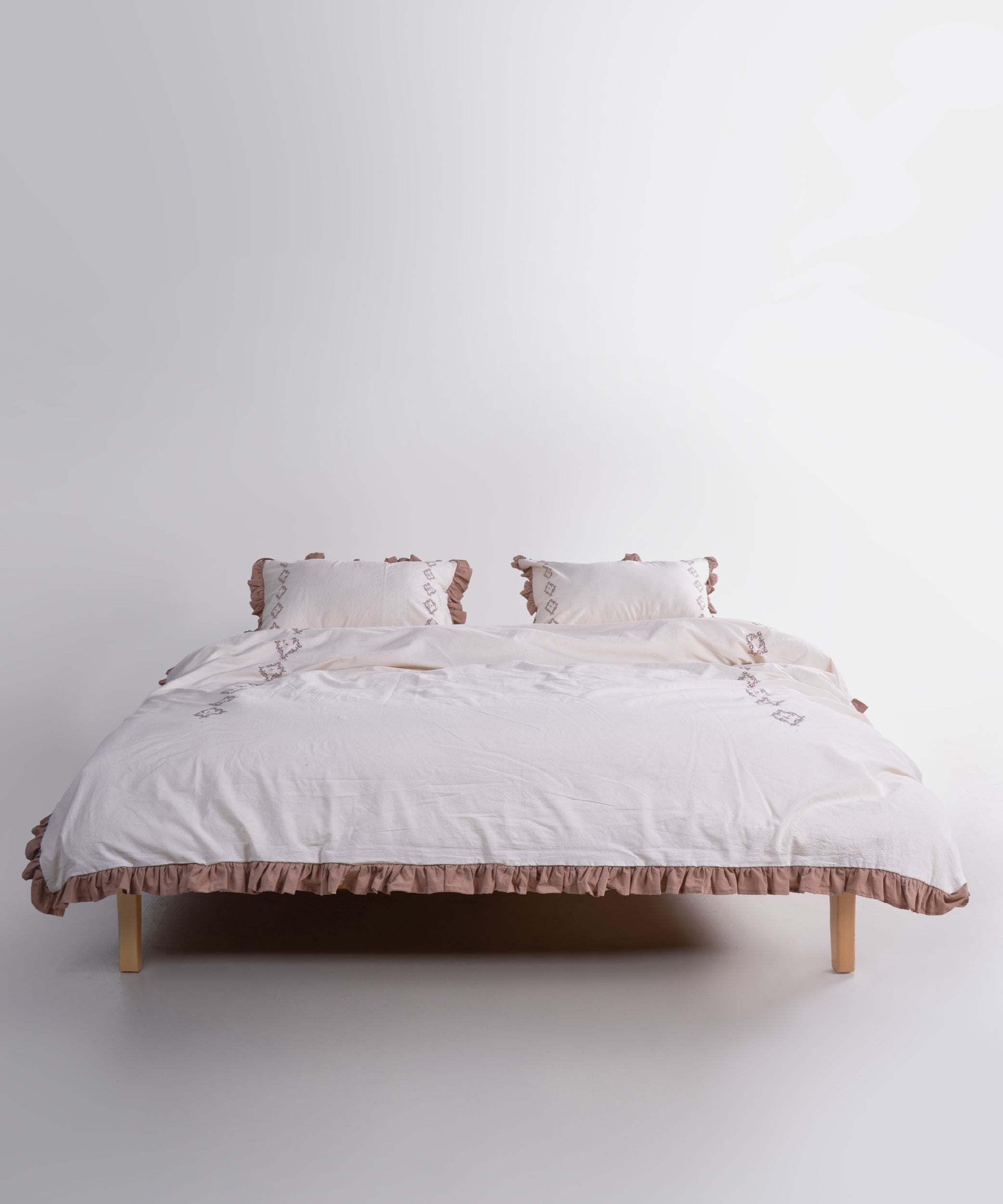 Tekstura 100% naturalnoi bavovny Damask Flora — m’yaka, dyhauchа, vyshyvkovi detali