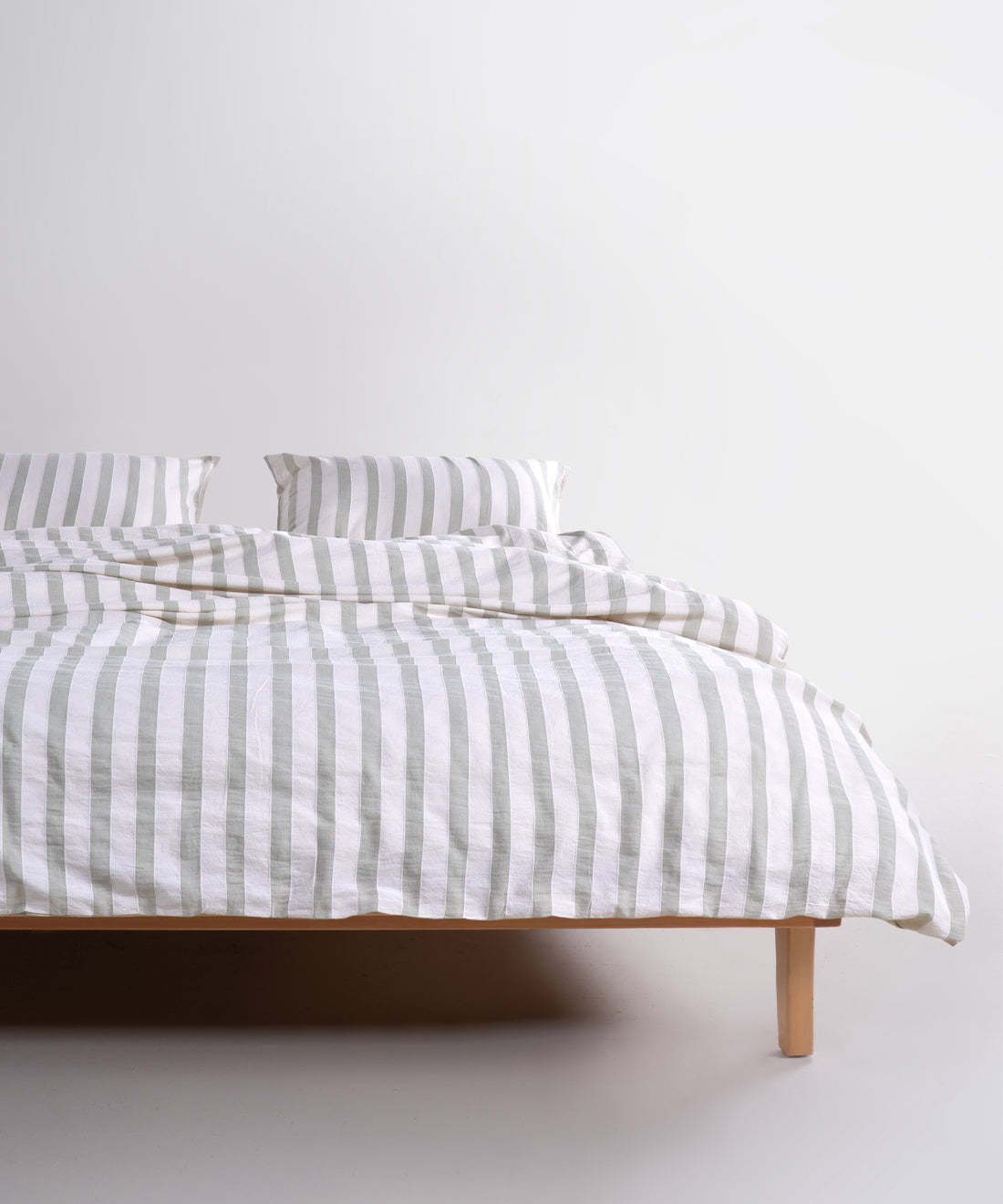 100% bavovna Garment Washed, myaka i dyhauchа, svidomyi natural cream z svitlo-zelenymy smuzhkamy