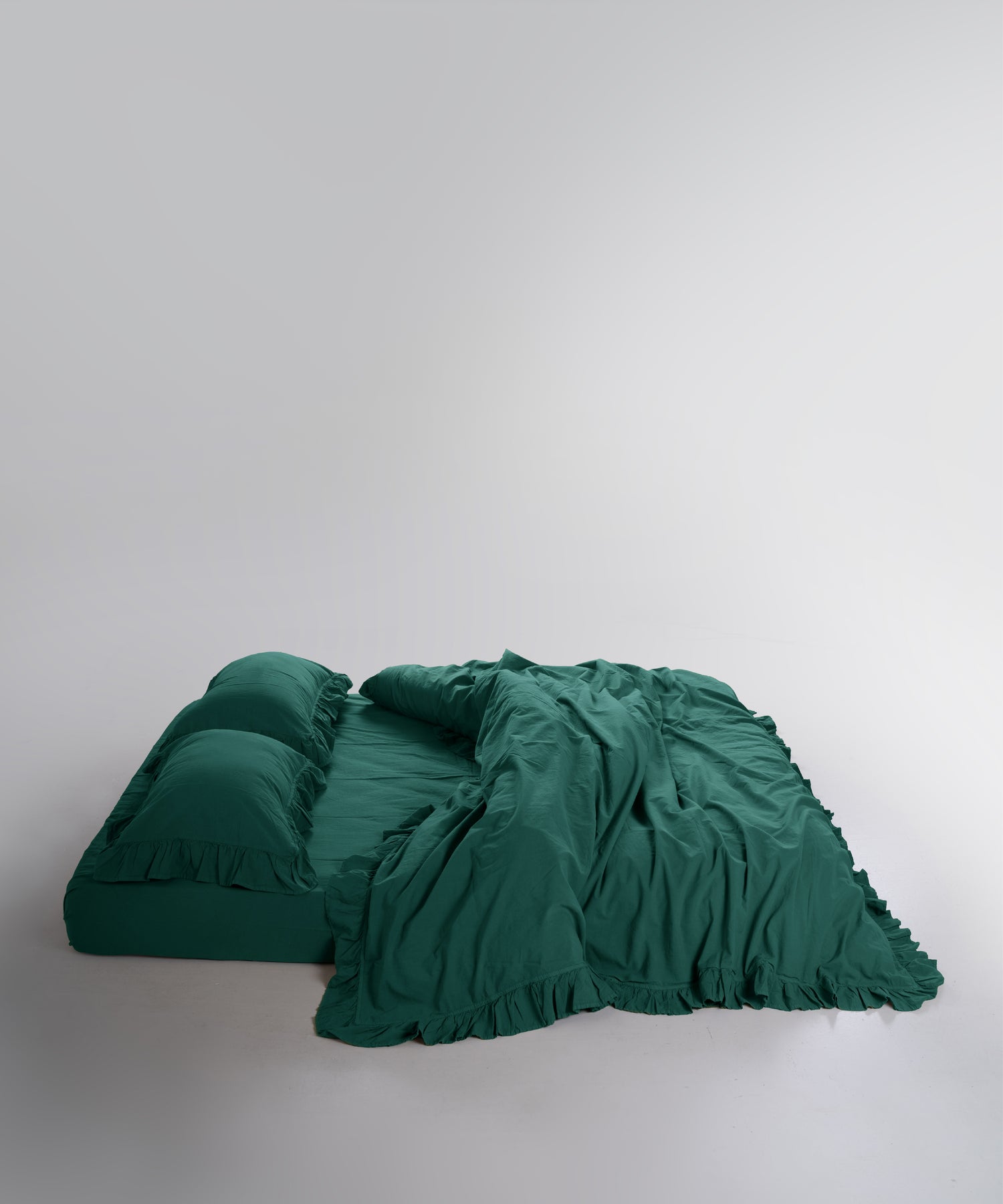 Рюші по краях підковдри та наволочок, елегантний дизайн постільної білизни